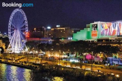 3br Stylish Apt CBD River & City Views SpaSaunaPoolWIFINetflix - Accommodation Noosa 3