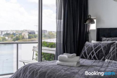 3br Stylish Apt CBD River & City Views SpaSaunaPoolWIFINetflix - Accommodation Noosa 6
