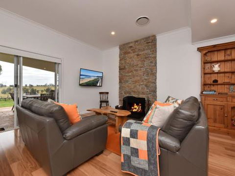 Kinloch Cottage Renovated To New On Daisy Hill Vineyard - Accommodation Noosa 1