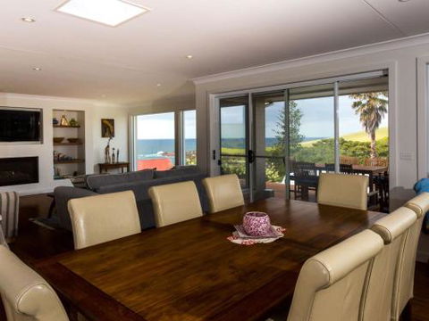 WHALE WATCH FOR FOUR Gerringong 4pm Check Out Sundays - Accommodation Noosa 4