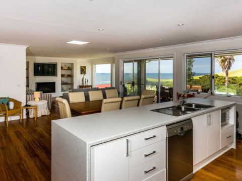 WHALE WATCH FOR FOUR Gerringong 4pm Check Out Sundays - Accommodation Noosa 1