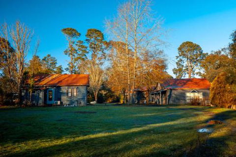 Acheron Valley Lakefront Cottages - Accommodation Noosa 3