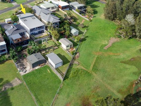 VINCES LANDING OLD EROWAL BAY 4pm Check Out Sundays - Accommodation Noosa 2
