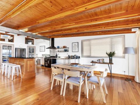VINCES LANDING OLD EROWAL BAY 4pm Check Out Sundays - Accommodation Noosa 5