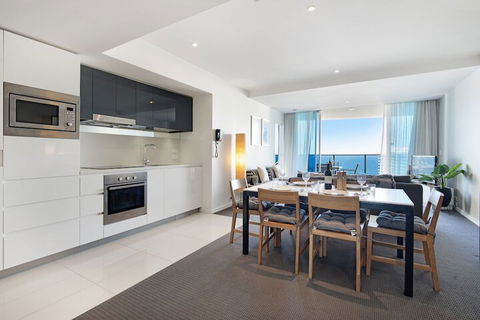 H Residences 2 Bedroom Ocean View In Surfers Paradise - Accommodation Noosa 3