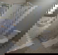 Queen Room With Airport Transfers Or Car Rental - Accommodation Noosa