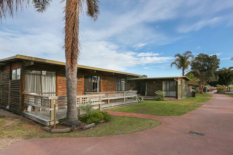Lazy Acre Log Cabins - Accommodation Noosa 2