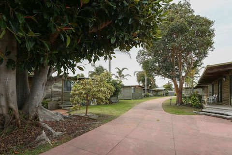 Lazy Acre Log Cabins - Accommodation Noosa 4