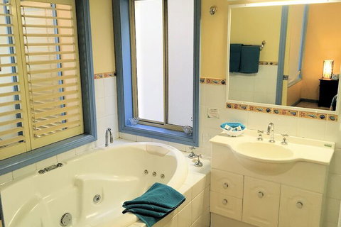 Al Mare Beachfront Retreat - Accommodation Noosa 5