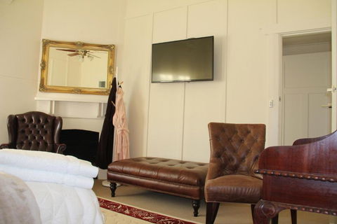 Mentor Chambers Apartment Bed & Breakfast - Accommodation Noosa 2