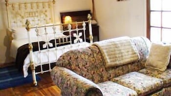 Albury Cottages - Accommodation Noosa 2
