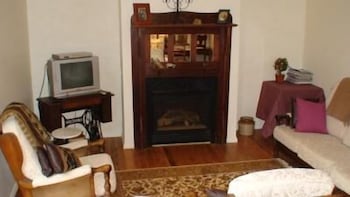 Albury Cottages - Accommodation Noosa 3