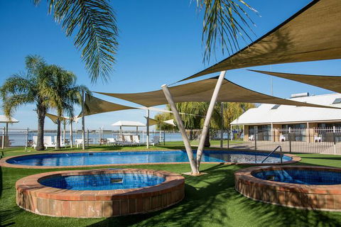 Lake Edge Resort - Accommodation Noosa 2
