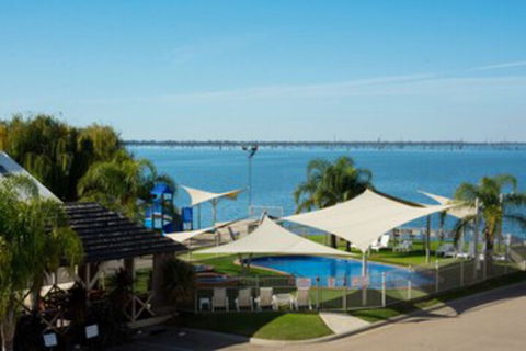 Lake Edge Resort - Accommodation Noosa 0