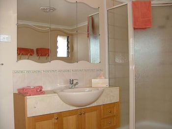 Hillview Cottages - Accommodation Noosa 4