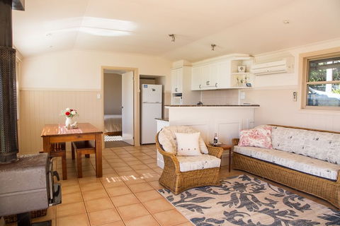 Hillview Cottages - Accommodation Noosa 5