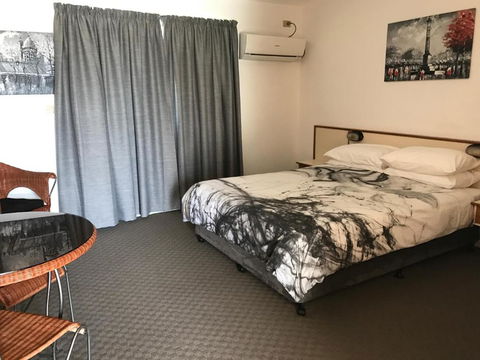 Country Comfort Gin Gin Wild Scotsman Motor Inn - Accommodation Noosa 2