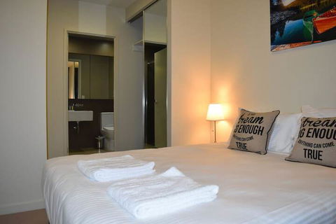 Melbourne SkyHigh Apartments - Accommodation Noosa 1