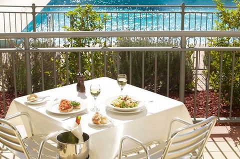 REBELLION BAR AND GRILL RESTAURANT - Accommodation Noosa 0
