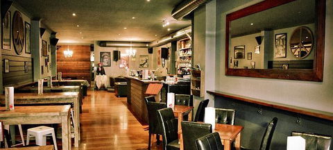 Tin Cat Cafe Restaurant And Gallery - Accommodation Noosa 2