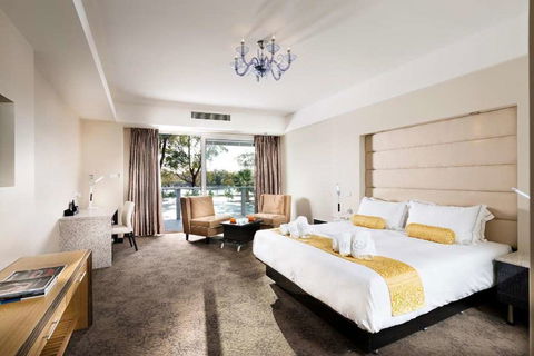 Swan River Hotel - Accommodation Noosa 2