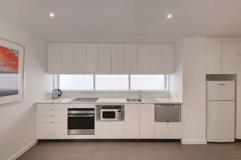 Travelodge Melbourne Docklands - Accommodation Noosa 7