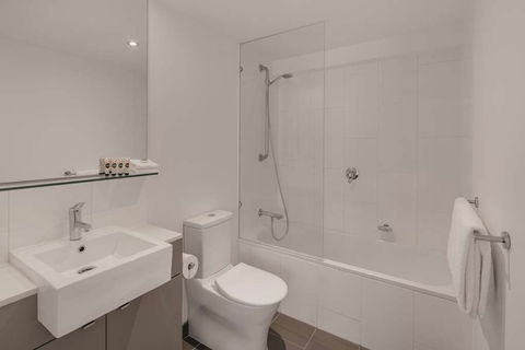 Travelodge Melbourne Docklands - Accommodation Noosa 10