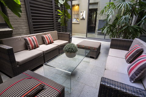 The Vulcan Hotel - Accommodation Noosa 2