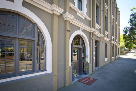 The Vulcan Hotel - Accommodation Noosa 1