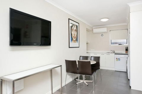 Forrest Hotel & Apartments - Accommodation Noosa 2