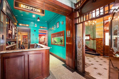 Hotel Harry, An Ascend Hotel - Accommodation Noosa 2