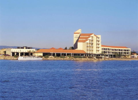 The Lakes Resort Hotel - Accommodation Noosa 1
