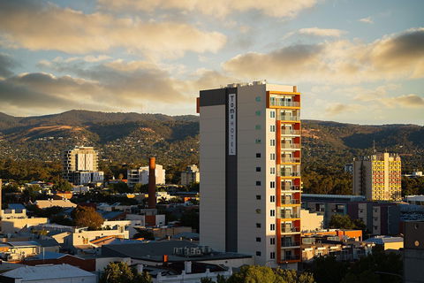 Tom's Court Hotel - Accommodation Noosa 1