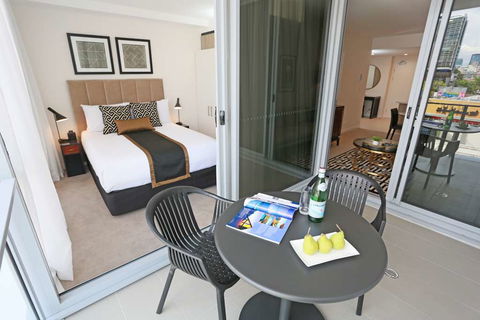 Alex Perry Hotel And Apartments - Accommodation Noosa 2