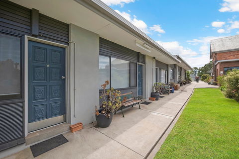 Hamilton Lakeside Motel - Accommodation Noosa 0