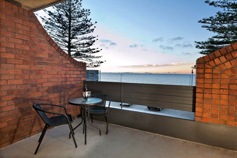 Beachfront Voyager Motor Inn - Accommodation Noosa 2