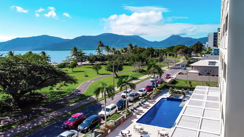Holiday Inn Cairns Harbourside - Accommodation Noosa 1