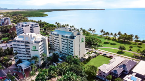 Holiday Inn Cairns Harbourside - Accommodation Noosa 2