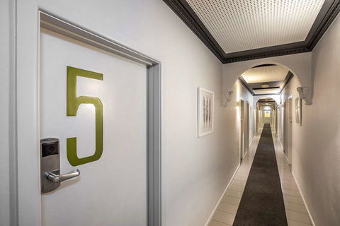 Skyways Hotel - Accommodation Noosa 1