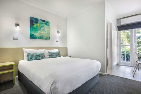 Skyways Hotel - Accommodation Noosa 2