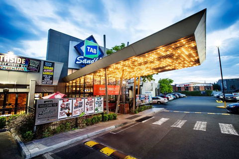 Sandbelt Club Hotel - Accommodation Noosa 0