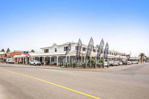Hotel Victor - Accommodation Noosa 0