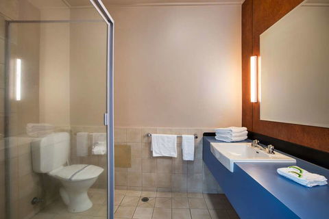 Burvale Hotel - Accommodation Noosa 2