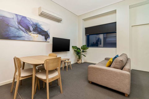 Terminus Apartment Hotel, Ascend Coll - Accommodation Noosa 2