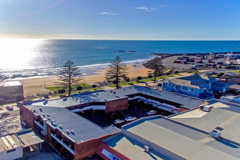 Beachfront Voyager Motor Inn - Accommodation Noosa 0