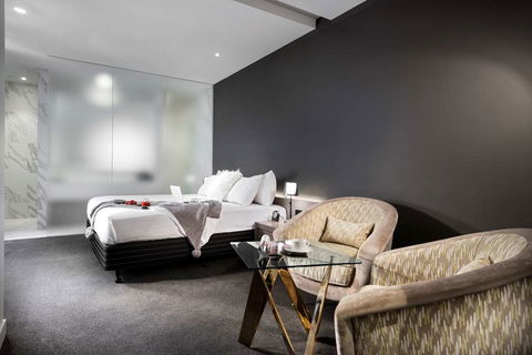 The Melbourne Hotel - Accommodation Noosa 2