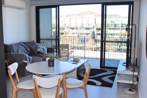 Stylish, Modern, Cute As A Button - Braddon CBD - Accommodation Noosa 5