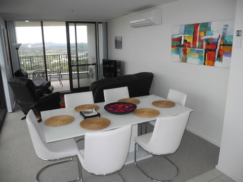 3BR Executive Apartment With Lake And Mountain Views - Accommodation Noosa 8