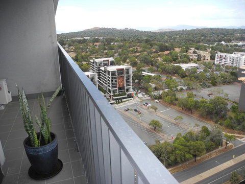 3BR Executive Apartment With Lake And Mountain Views - Accommodation Noosa 12