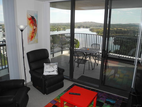 3BR Executive Apartment With Lake And Mountain Views - Accommodation Noosa 1